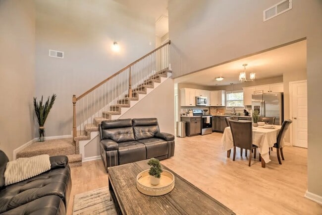 Building Photo - Pet Friendly Three Bedroom!