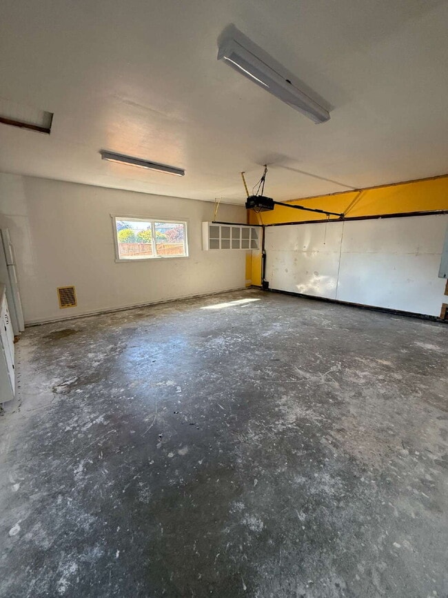 Building Photo - Spacious Home on Corner Lot Available!