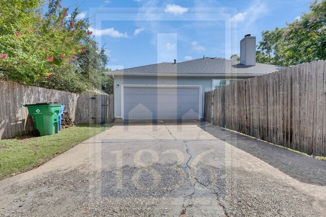 Building Photo - 1204 Thackeray Ln