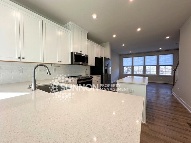 Building Photo - 3 Bedroom Townhome Located in Wendover Green