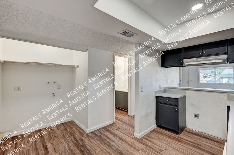 Building Photo - 3411 Center Dr