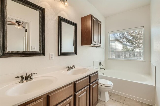Building Photo - 271 Housefinch Loop