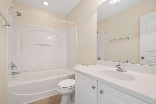 Building Photo - Excellent 2 BR Townhome close to Downtown Raleigh.  Available now!