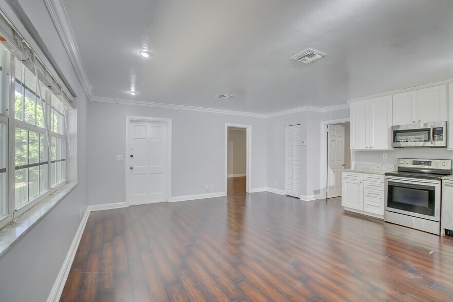 Building Photo - 600 SW 15th St