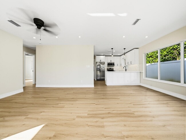 Building Photo - 4751 NE 4th Ave