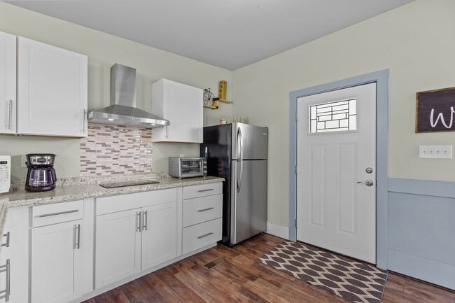 Building Photo - 2116 Las Flores Ln