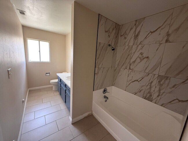 Building Photo - Duplex! 2 bedrooms 2 bathrooms