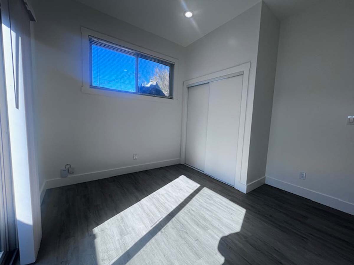 Building Photo - 724 37th St