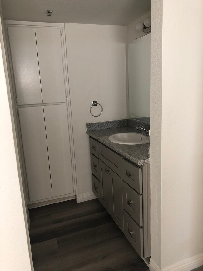 Building Photo - 1320 Venice Blvd