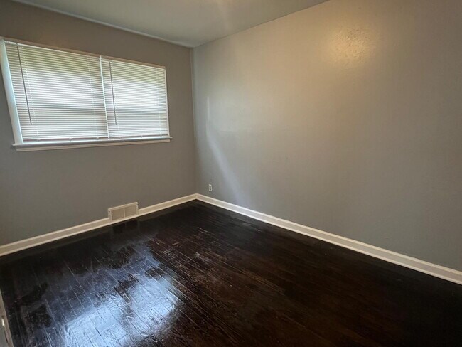 Building Photo - Gorgeous THREE bedroom home with one bath, AVAILABLE NOW!  Passed all inspections!  Gated back ya...