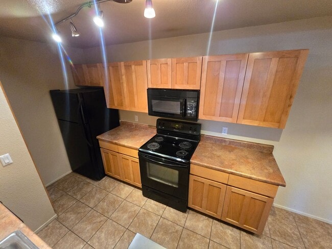 Building Photo - 2bd/2ba West-Flagstaff Condo -End-Unit - Near NAU/CCC! On NAU Bus Route! Students & Pets OK!! Ava...