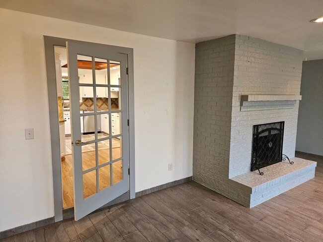 Building Photo - Cozy Wooded Vintage Charmer