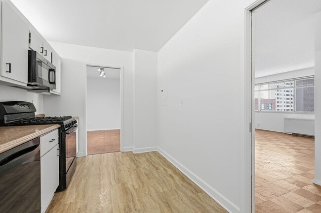 Building Photo - Sun-Filled 1BR/1.5BA with Garage Parking in The Willoughby!