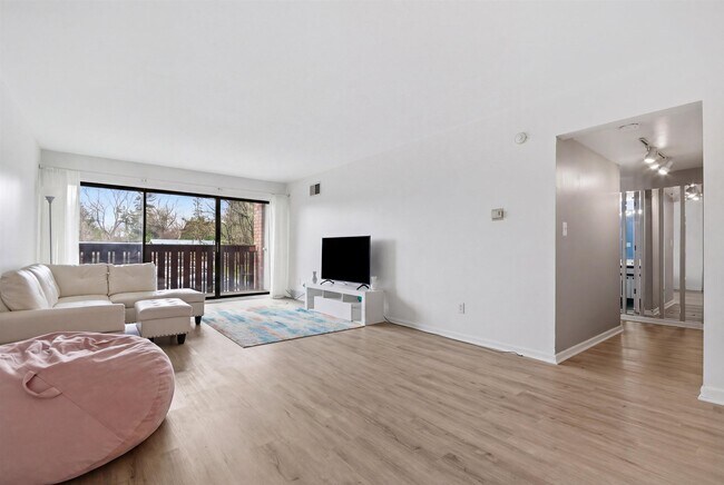 Building Photo - 1235 S Maple Rd