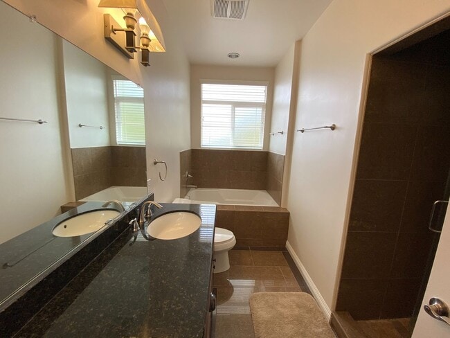 Building Photo - Beautiful Four Bedroom Townhouse in Pasadena