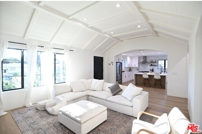 Building Photo - 1430 Stearns Dr