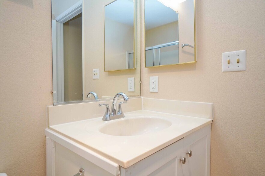 Building Photo - 3670 Silver Oaks Way