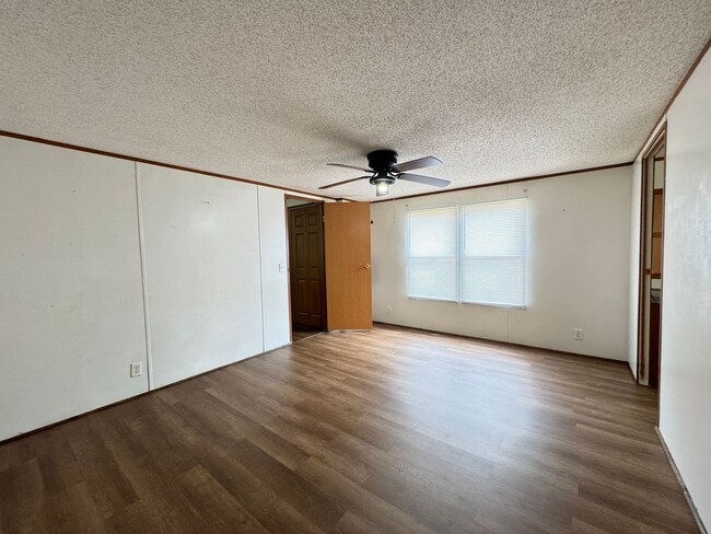 Building Photo - 3 Bedroom 2 Bath Mobile Home