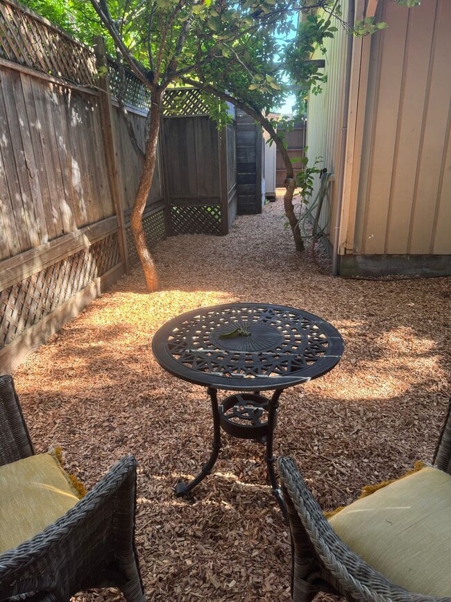 Building Photo - Quaint and cozy studio located near downto...