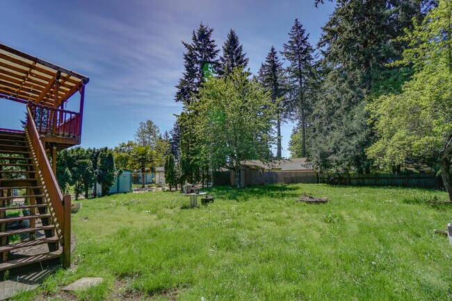 Building Photo - THREE BEDROOM NEAR LENA PARK