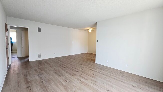 Building Photo - 526 S St Andrews Pl