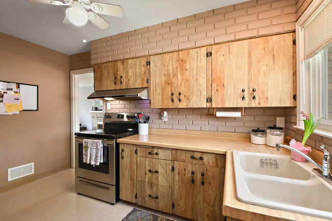 Building Photo - 18450 Homewood Ave