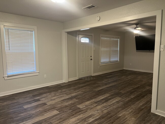 Building Photo - 557 E Elm St