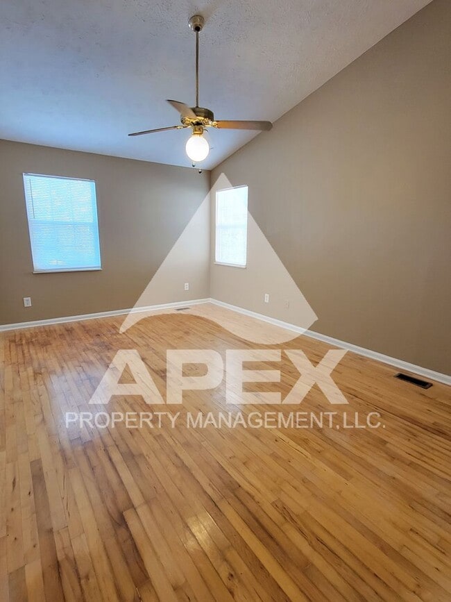 Building Photo - 3 Bed/ 2.5 Ba home w/Hardwood floors, Fire...