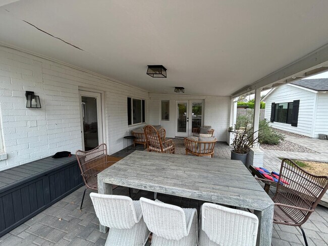 Building Photo - 4016 E Avalon Dr