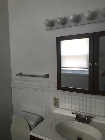 Building Photo - 39 Cook St