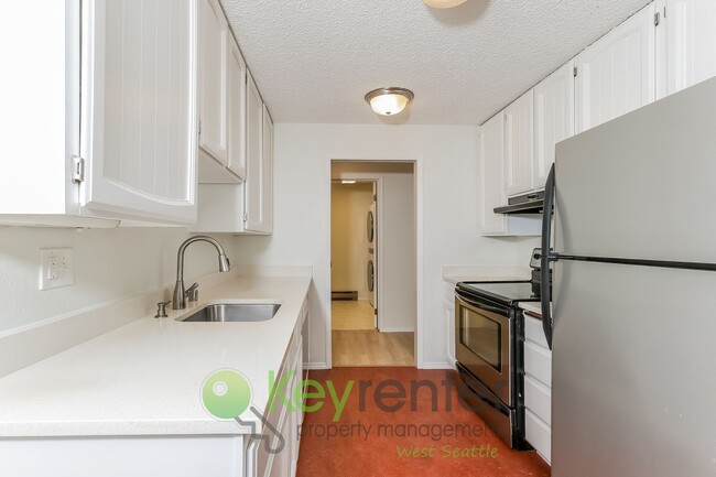 Building Photo - Stylish 2-Bed Condo with Pool & Clubhouse Access