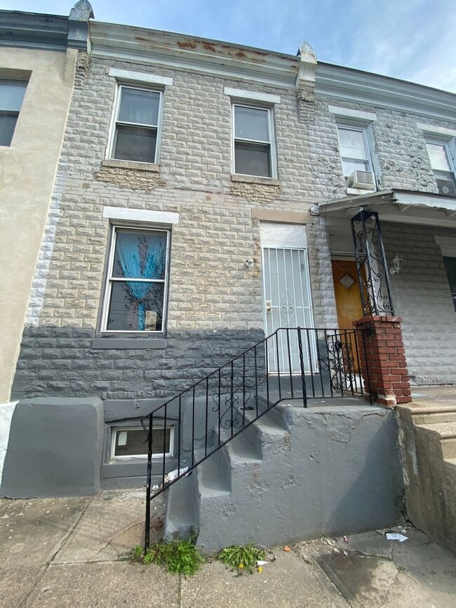 Building Photo - Renovated Three Bedroom w/ New Flooring throughout in Southwest