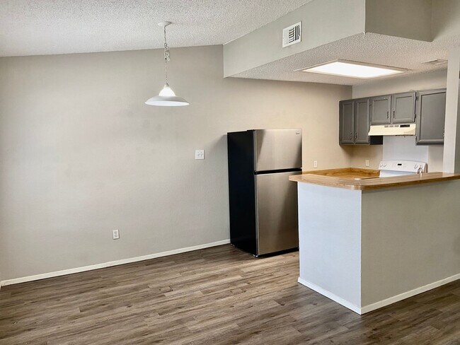 Building Photo - Cute Townhome in Downtown Granbury