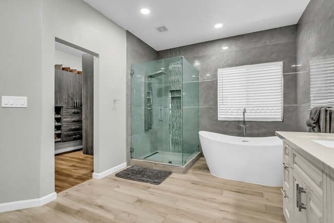 Building Photo - 2435 Pinehurst Ct
