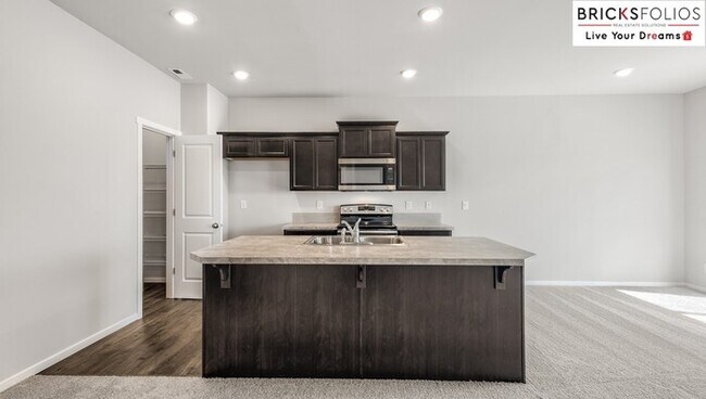 Building Photo - The Perfect Blend of Comfort & Convenience in Puyallup