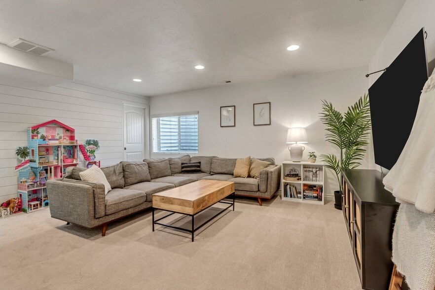 Building Photo - 4253 W Clarks Hill Dr