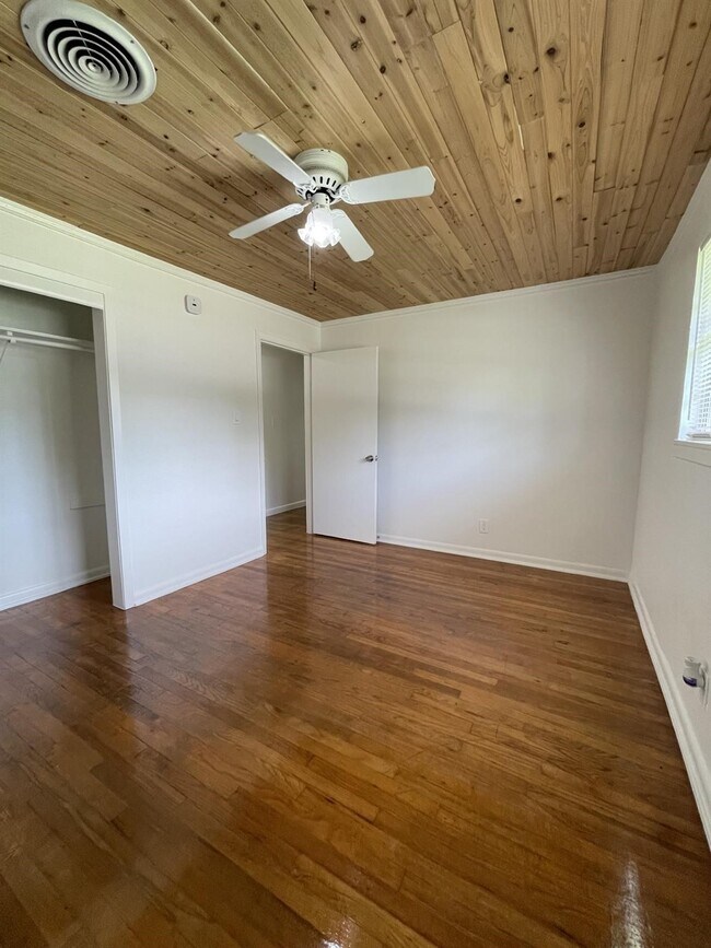 Building Photo - 1004 Oak Dr