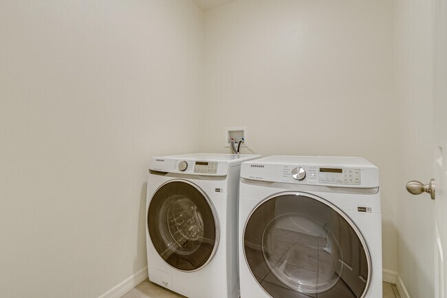 Building Photo - 2214 Capital Dr