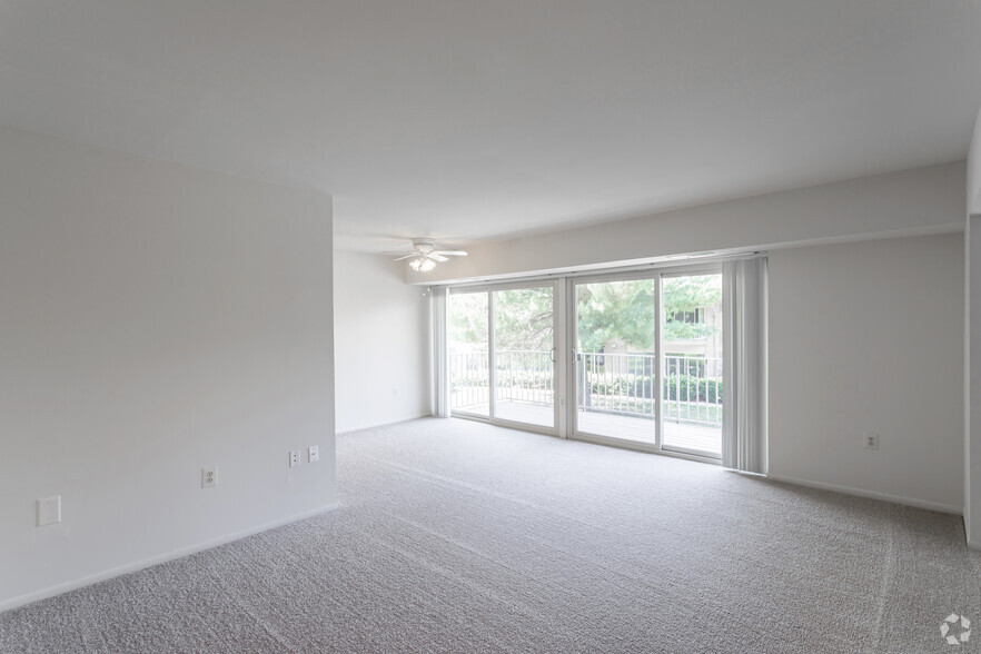 1 BR w Den, 1 BA - 740 SF - Barcroft Plaza Apartments