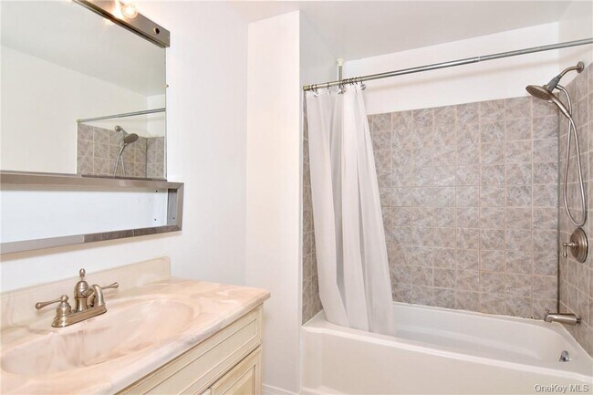 Building Photo - 352 Carroll Close