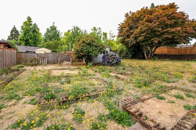 Building Photo - 1550 Corina Dr SE