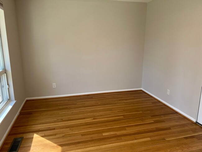Building Photo - Spacious Home Close to Everything!
