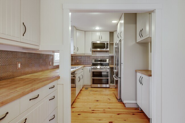 Building Photo - 145 Hendrix Ave