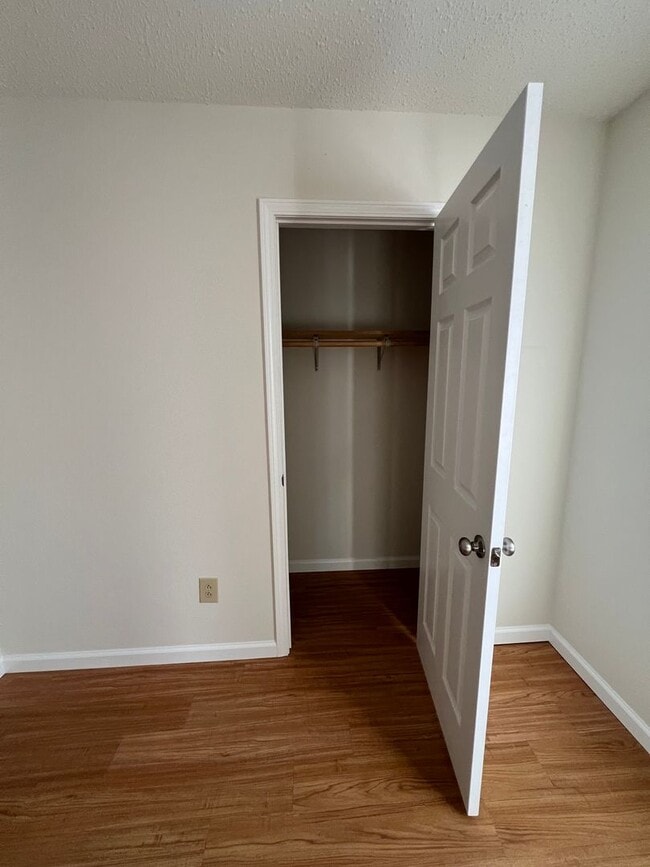 Building Photo - 4 bed 1.5 bath home close to I-44