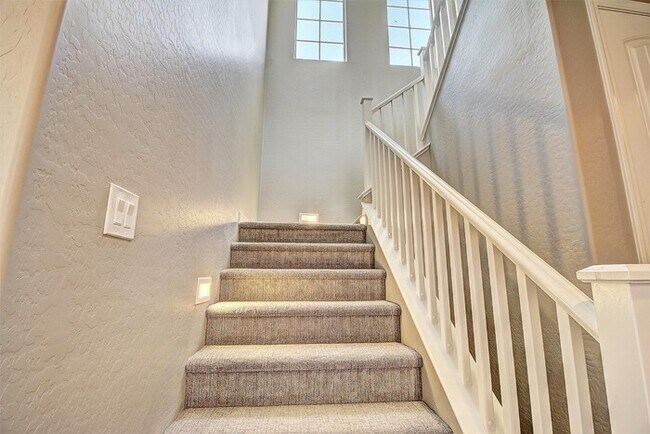 Building Photo - Highly sought neighborhood, stunning home!