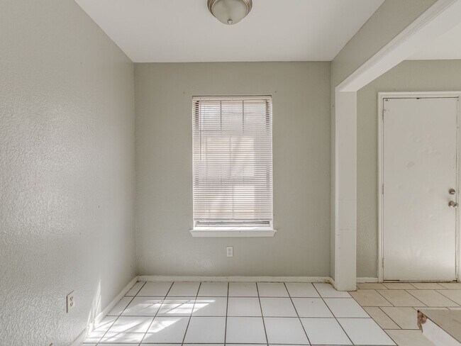 Building Photo - MOVE IN SPECIAL NO DEPOSIT OR APPLICATION ...