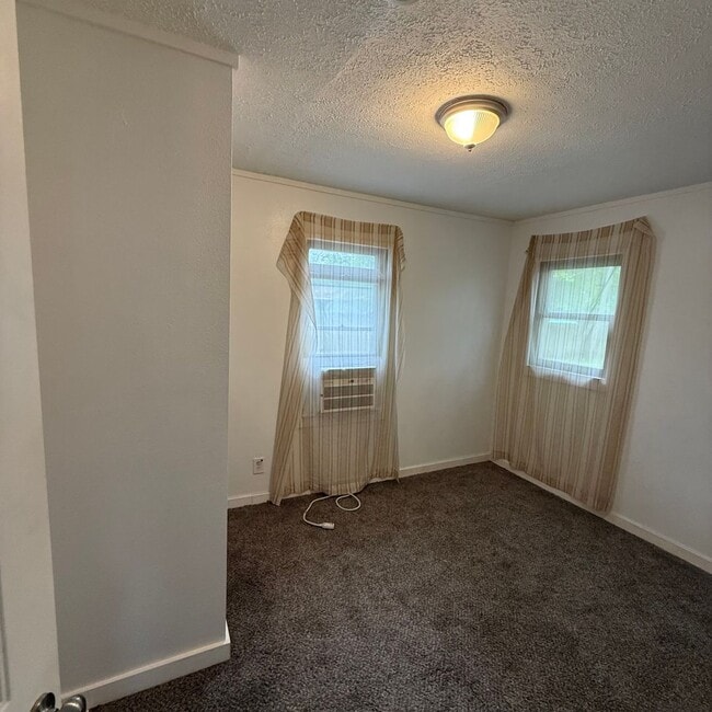 Building Photo - 3 bedroom 1 bath Bungalow with Large fenced in back yard available now.