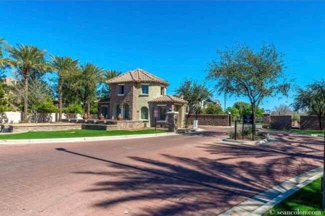 Building Photo - 2726 S Equestrian Dr