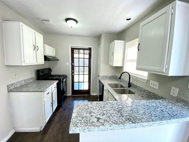 Building Photo - 908 Littleport Ln