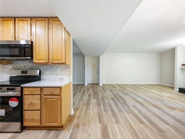 Building Photo - 605 Candler St